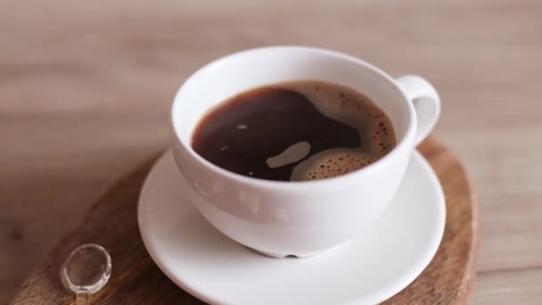 чашка кави аромату з природним паровим димом кави на фоні дерев'яного столу
 - Кадри, відео