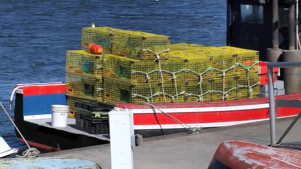  Hummerfallen auf Fischerboot bereit für den Einsatz auf See. - Filmmaterial, Video