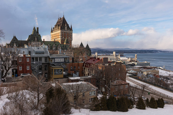 Winter uitzicht op het kasteel Frontenac en de St. Lawrence rivier vanaf het St. Denis terras - Foto, afbeelding
