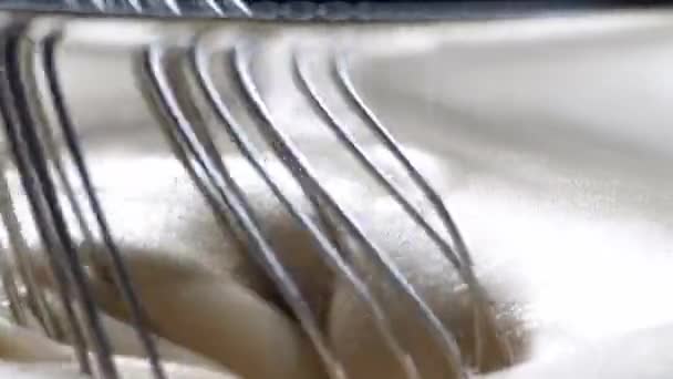Feche a foto de um whisk de aço num creme cru. macro creme chicotadas - Filmagem, Vídeo