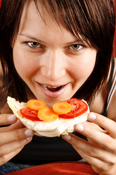 Vrouw die een broodje eet - Foto, afbeelding