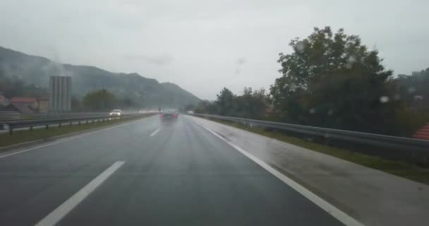 kilátás az esőútra az autó szélvédőjéről - Felvétel, videó
