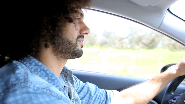 jóképű férfi vezetési autó - Felvétel, videó
