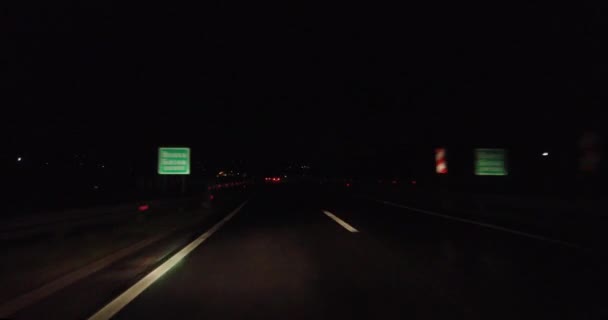 kilátás az éjszakai autópálya a szélvédőről az autó - Felvétel, videó