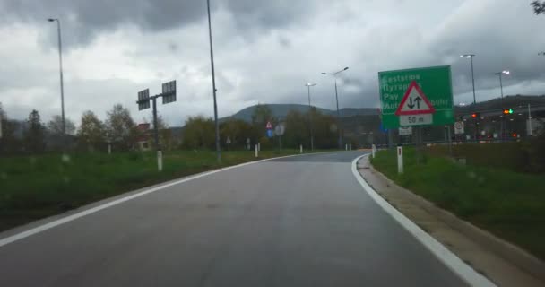 widok na autostradę deszczową z przedniej szyby samochodu - Materiał filmowy, wideo