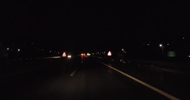 widok na autostradę nocną z przedniej szyby samochodu - Materiał filmowy, wideo