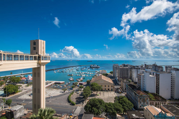 Salvador Bahia Brezilya 'daki Lacerda Asansörü manzarası. - Fotoğraf, Görsel