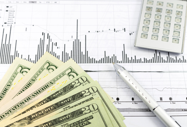 Relatório gráfico de ações com calculadora, caneta e usd dinheiro para busine
 - Foto, Imagem