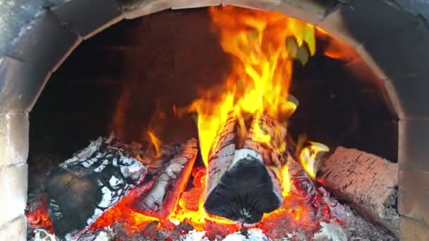 Καύση ξύλου στον φούρνο για ψήσιμο πίτσας - Πλάνα, βίντεο