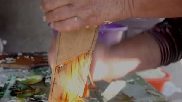  samičí ruce nasekat mrkev na mřížky - Záběry, video