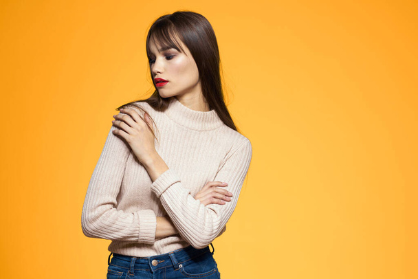 Mignonne brune rouge lèvres vêtements à la mode studio fond jaune - Photo, image