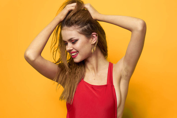 Bella donna ondulato capelli rosso serbatoio superiore moda stile di vita cosmetici giallo sfondo - Foto, immagini