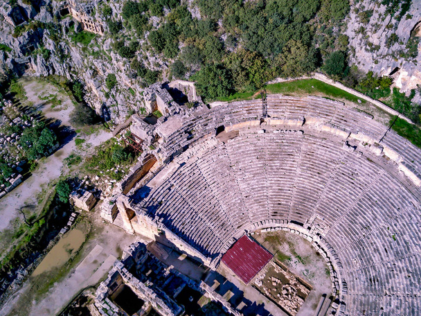 Лікійський амфітеатр і гробниці в Мірі (Демре, Туреччина).) - Фото, зображення