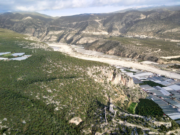 Türkiye 'nin Demre-Antalya ilçesindeki yeşil sera tarlalarının yüksek açılı insansız hava aracı görüntüsü - Fotoğraf, Görsel