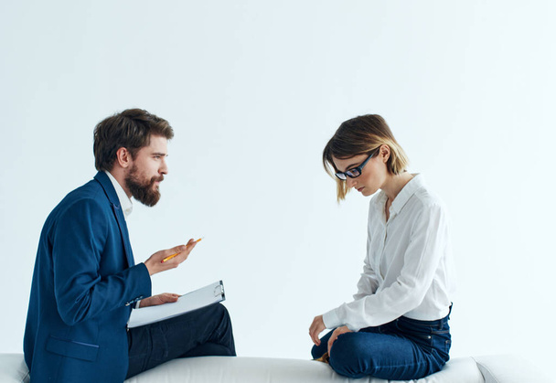 Homens e mulheres de negócios sentam-se no sofá comunicando funcionários  - Foto, Imagem