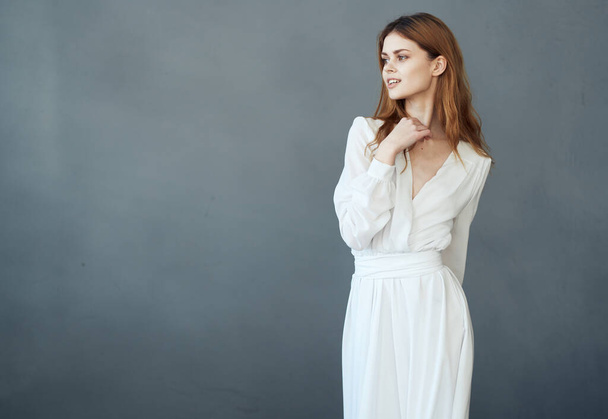 Frau in weißem Kleid Luxus grauen Hintergrund Kosmetik-Modell - Foto, Bild