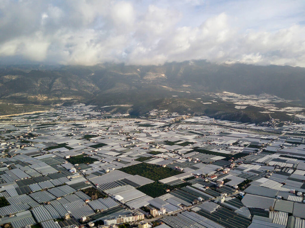 Vista aérea do drone do ângulo elevado dos campos de estufa da plantação dos verdes em Demre - Província de Antalya em Turquia - Foto, Imagem