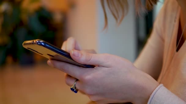 Frau benutzt Smartphone in der Hand - Filmmaterial, Video