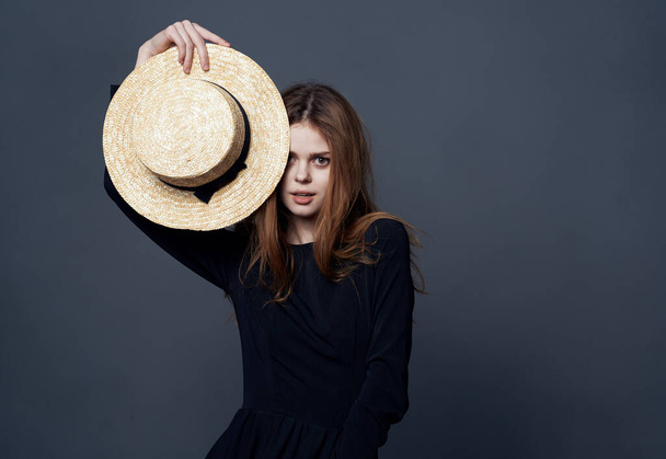 Красивая женщина в шляпе моды гламур и роскошь темный фон - Фото, изображение