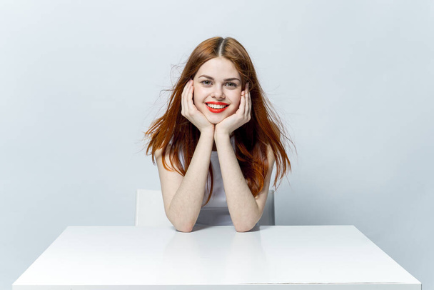 vrolijk mooi rood haar vrouw rood lippen glimlachen - Foto, afbeelding