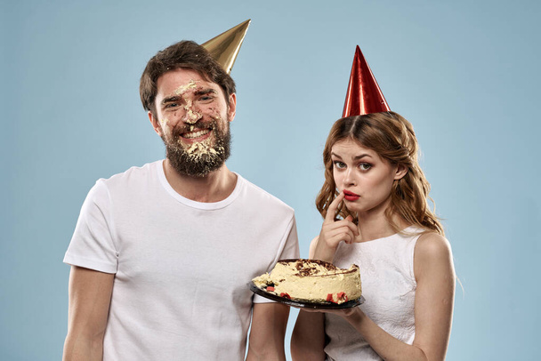 Genç çift tatil eğlencesi doğum günü pastası mavi arka plan - Fotoğraf, Görsel
