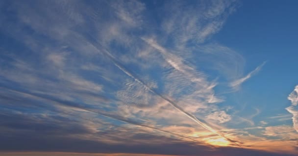 Splendido panorama con fodera nuvolosa sul cielo arancione scenico della forte alba - Filmati, video