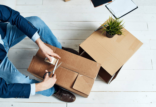 Человек упаковки коробки перемещения офиса профессионального чиновника - Фото, изображение