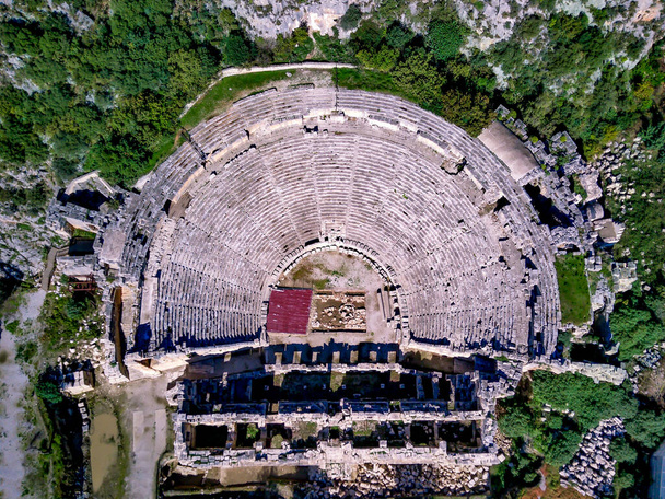 Лікійський амфітеатр і гробниці в Мірі (Демре, Туреччина).) - Фото, зображення