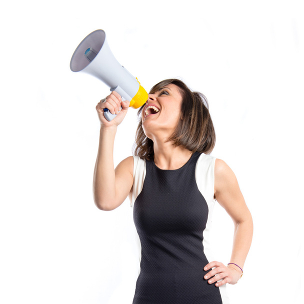 Chica bonita gritando con un megáfono sobre fondo blanco
  - Foto, imagen