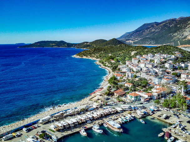 Horní pohled z dronu letovisek Kas a města s úžasnou modrou a čistou lagunou a jachtami v provincii Mugla v Turecku - Fotografie, Obrázek