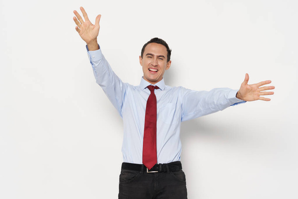 liikemies klassisessa puvussa solmio kaulassa eleiden kädet mustalla taustalla - Valokuva, kuva