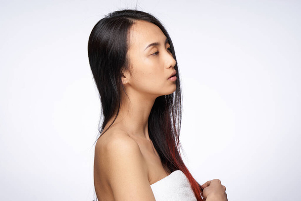 魅力的なアジアの女性緩い髪裸の肩のスキンケア - 写真・画像