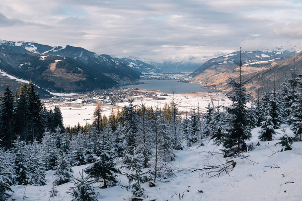 Zell am See con Zeller See Lake, un paisaje alpino de invierno con montañas cubiertas de nieve en Salzburgo, Austria - Foto, imagen
