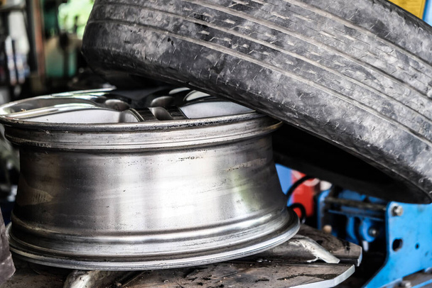 Automobilové pneumatiky chang v automobilové opravny obchod centrum dopravní služby průmysl - Fotografie, Obrázek