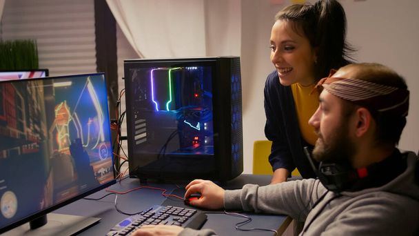 Pro gamer casal jogando jogo de vídeo em primeira pessoa - Foto, Imagem