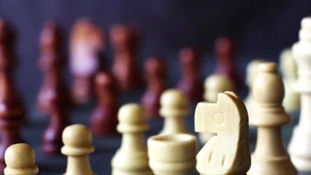 jaque mate figuras de madera, figuras móviles y tablero de ajedrez - Metraje, vídeo