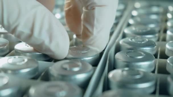 Рука ученого врача, принимающего флакон с коронавирусом из коробки перед инъекцией - Кадры, видео