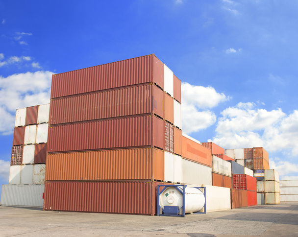 Pila de contenedores de carga en los muelles
 - Foto, Imagen