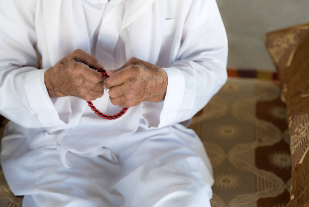 Arabský beduínský muslim v tradičním bílém svátečním oblečení - Fotografie, Obrázek