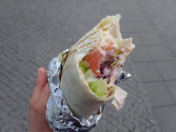 овощной салат в тортилье с соусом в качестве уличной еды - Фото, изображение