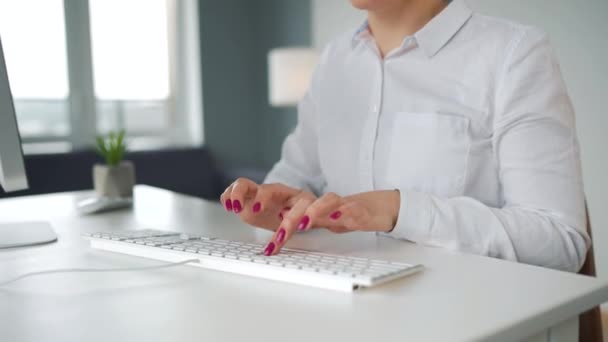 Donna che digita su una tastiera del computer. Concetto di lavoro a distanza. - Filmati, video