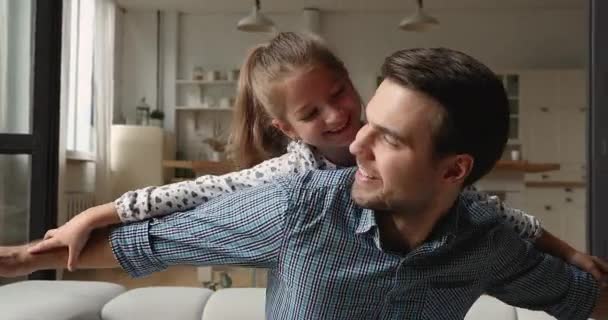 feliz alegre padre sentarse en sofá jugar con preescolar hija - Imágenes, Vídeo