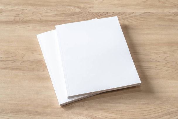 Kirja kansi mockup tyhjä valkoinen etupaperi sivu a4 paperiselän malliin luettelo, aikakauslehti, menu, kirjanen, muistikirja, salkun suunnittelu malli puupöydälle tausta  - Valokuva, kuva