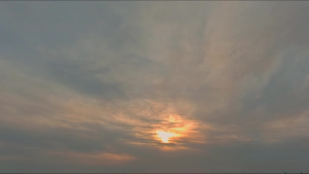 Bel tramonto cielo mattina presto sopra le nuvole con luce drammatica - Filmati, video
