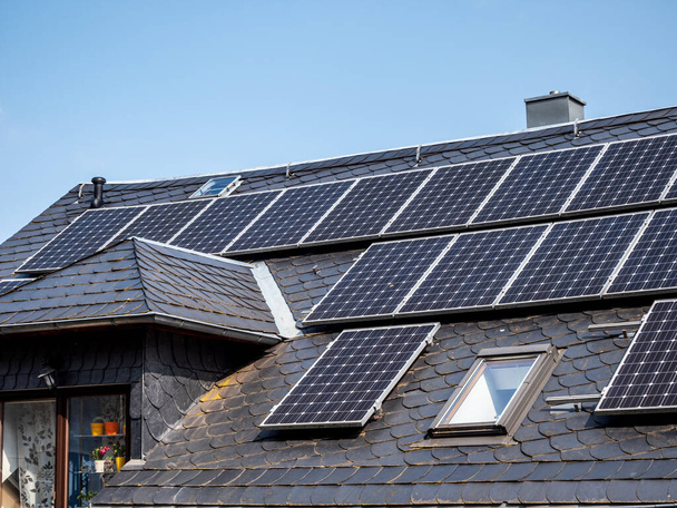 Çatıdaki fotovoltaik güneş paneli - Fotoğraf, Görsel