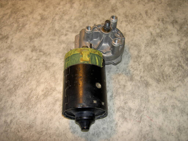 Motor de limpiaparabrisas eléctrico con caja de cambios de aluminio, retirado del automóvil, parte posterior, imagen - Foto, imagen