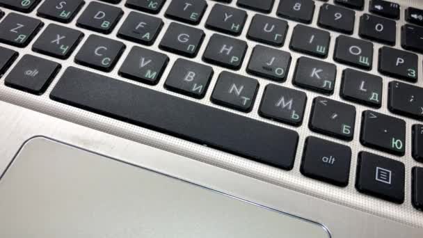 Weibliche Hand drückt die Leertaste auf der Laptop-Tastatur. - Filmmaterial, Video