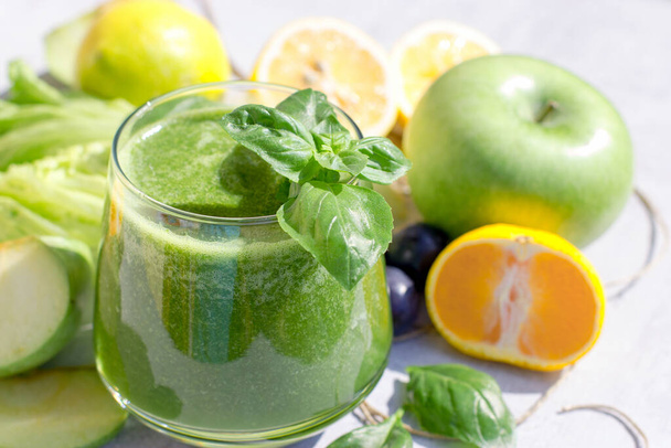 緑のスムージー、新鮮な有機果物や野菜で作られた健康飲料(飲料) - 写真・画像