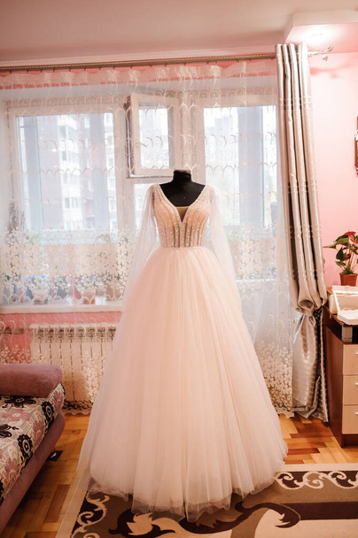 Brautkleid auf einer Schaufensterpuppe - Foto, Bild