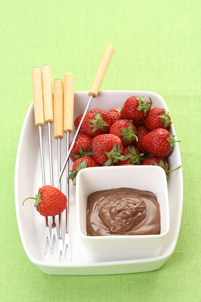 tigela de chocolate quente e morangos frescos
 - Foto, Imagem